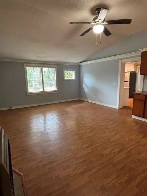 Living - 940 Gordon St, Blackshear, GA 31516 photo 3 of 7