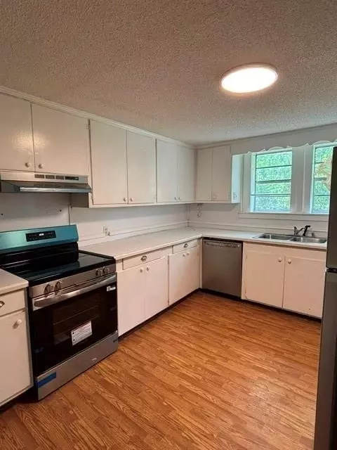 Kitchen - 940 Gordon St, Blackshear, GA 31516 photo 1 of 2