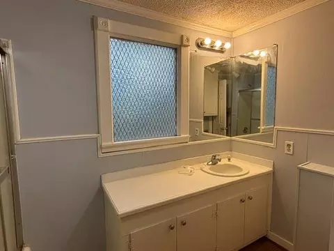 Bath - 940 Gordon St, Blackshear, GA 31516 photo 2 of 2