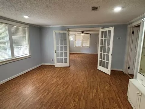 Living - 940 Gordon St, Blackshear, GA 31516 photo 4 of 7