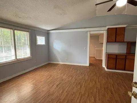 Living - 940 Gordon St, Blackshear, GA 31516 photo 2 of 7