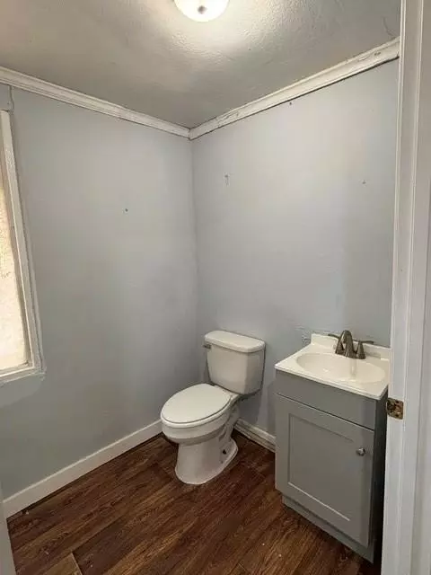 Bath - 940 Gordon St, Blackshear, GA 31516 photo 1 of 2