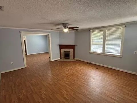 Living - 940 Gordon St, Blackshear, GA 31516 photo 7 of 7