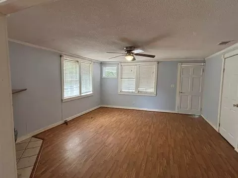 Living - 940 Gordon St, Blackshear, GA 31516 photo 6 of 7