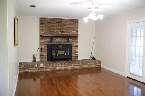 Living - 2110 Ware St, Blackshear, GA 31516 photo 1 of 3