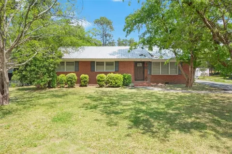 1011 Cherokee Cir, Waycross, GA 31501