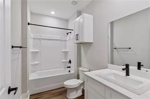 Bath - 33 E Chapel Dr, Brunswick, GA 31525 photo 2 of 2