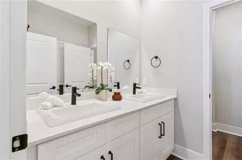 Bath - 33 E Chapel Dr, Brunswick, GA 31525 photo 1 of 2