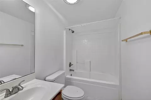 Bath - 137 Mariners Walk, Brunswick, GA 31523 photo 5 of 5