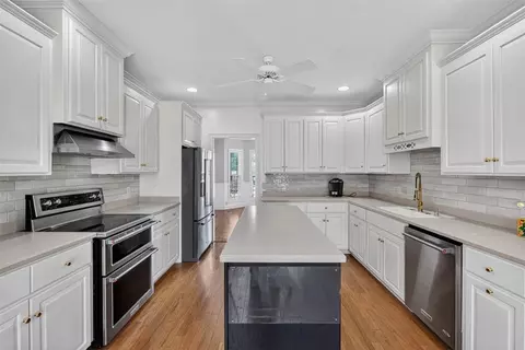 Kitchen - 137 Mariners Walk, Brunswick, GA 31523 photo 3 of 4
