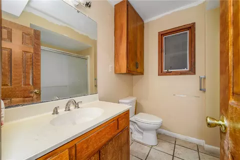 Bath - 930 Lakeview Dr, Blackshear, GA 31516 photo 1 of 3