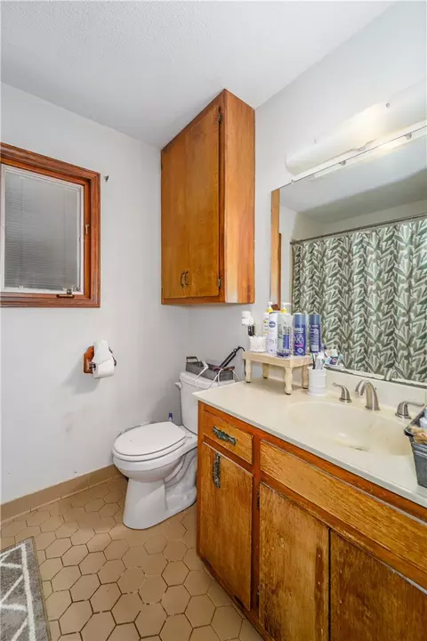 Bath - 930 Lakeview Dr, Blackshear, GA 31516 photo 3 of 3