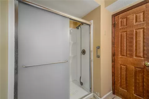 Bath - 930 Lakeview Dr, Blackshear, GA 31516 photo 2 of 3