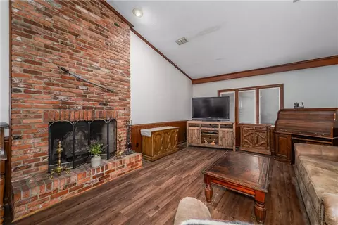 Living - 930 Lakeview Dr, Blackshear, GA 31516 photo 1 of 1