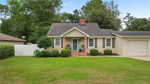 137 Oak Villa Dr, Jesup, GA 31545