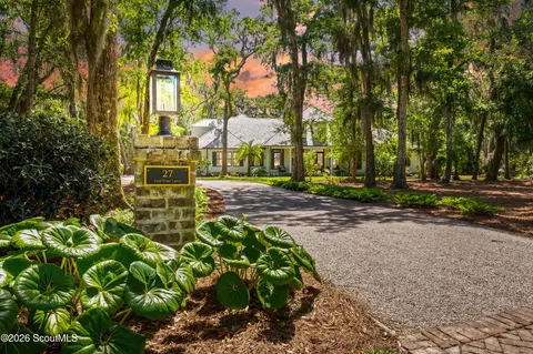 27 Hatton Ln, Saint Simons Island, GA 31522