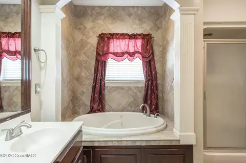 Bath - 922 Jane St, Blackshear, GA 31516 photo 2 of 5
