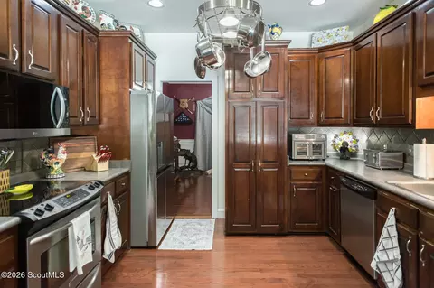 Kitchen - 922 Jane St, Blackshear, GA 31516 photo 2 of 2