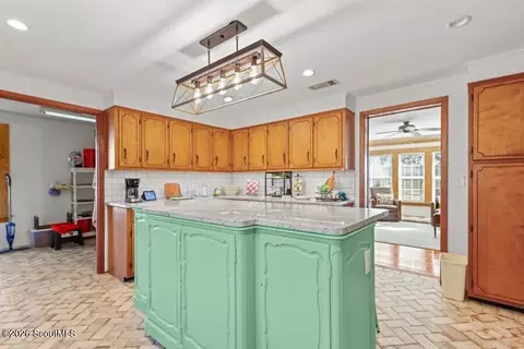 Kitchen - 5466 Robin Rd, Patterson, GA 31557 photo 2 of 4
