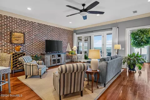 107 Broad St #C, Darien, GA 31305