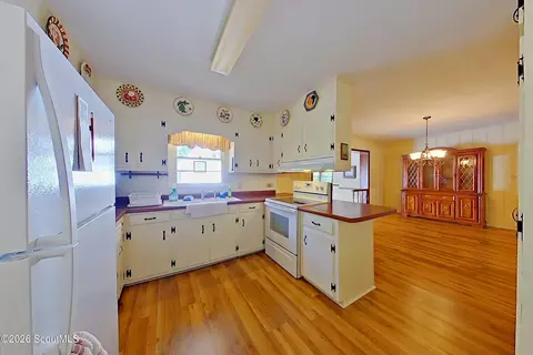 Kitchen - 118 Pinehurst Dr, Blackshear, GA 31516 photo 3 of 6
