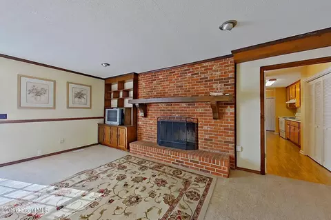 Living - 118 Pinehurst Dr, Blackshear, GA 31516 photo 4 of 7