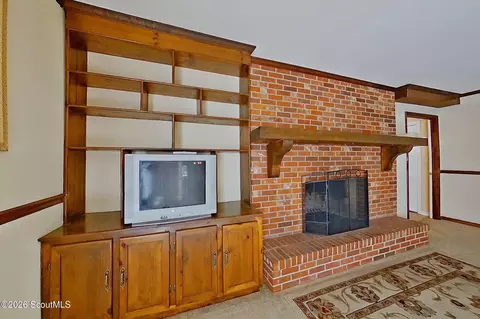 Living - 118 Pinehurst Dr, Blackshear, GA 31516 photo 6 of 7