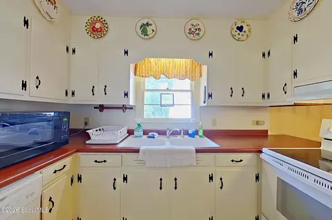 Kitchen - 118 Pinehurst Dr, Blackshear, GA 31516 photo 2 of 6