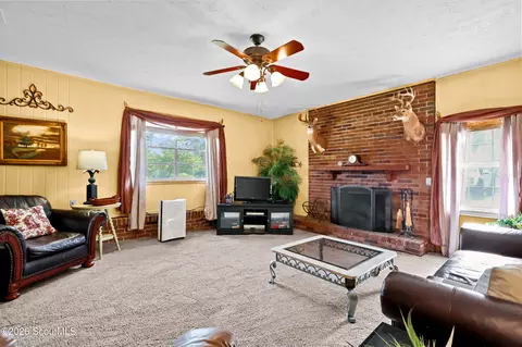 Living - 3275 Crestview Dr, Blackshear, GA 31516 photo 2 of 3