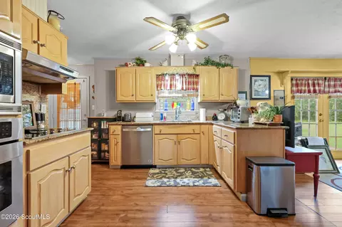 Kitchen - 3275 Crestview Dr, Blackshear, GA 31516 photo 2 of 3