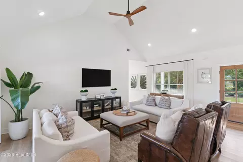 Living - 5370 Shellman Bluff Rd NE, Townsend, GA 31331 photo 1 of 2