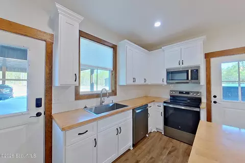 Kitchen - 4701 Riggins Rd, Blackshear, GA 31516 photo 2 of 4
