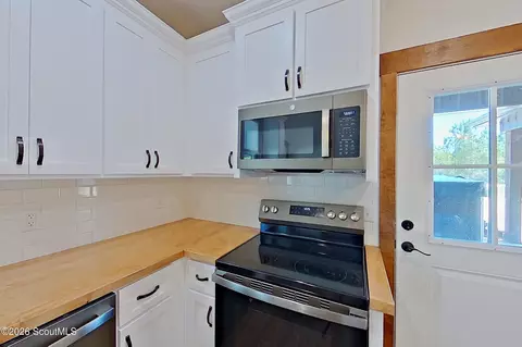 Kitchen - 4701 Riggins Rd, Blackshear, GA 31516 photo 3 of 4