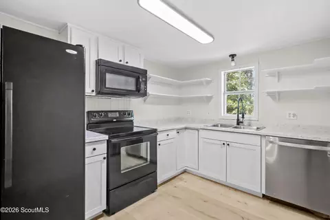 Kitchen - 6119 Offerman Loop, Patterson, GA 31557 photo 2 of 2