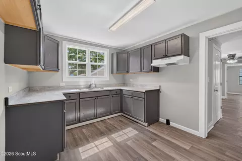 Kitchen - 401 Ware St, Blackshear, GA 31516 photo 2 of 2