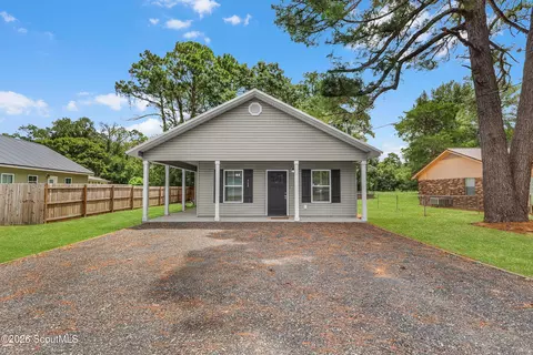 909 E 3rd St, Darien, GA 31305