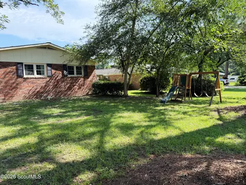 Exterior - 305 Purdom Dr, Blackshear, GA 31516 photo 2 of 3