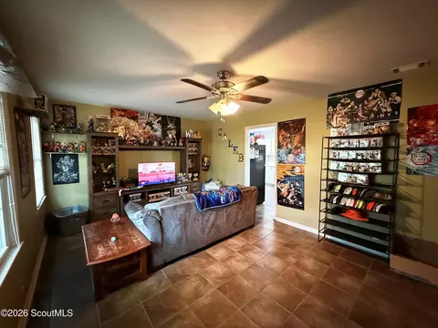 Living - 305 Purdom Dr, Blackshear, GA 31516 photo 1 of 2