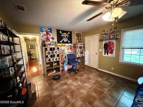 Entry Way - 305 Purdom Dr, Blackshear, GA 31516 photo 2 of 3