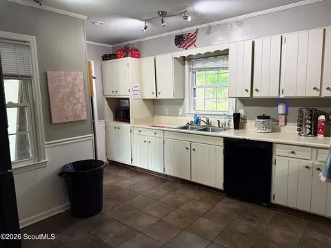 Kitchen - 305 Purdom Dr, Blackshear, GA 31516 photo 2 of 2
