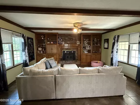 Living - 305 Purdom Dr, Blackshear, GA 31516 photo 2 of 2