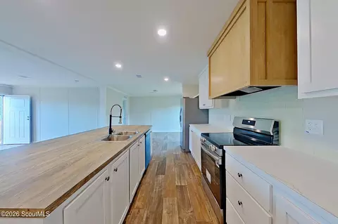 Kitchen - 6982 College Ave, Blackshear, GA 31516 photo 2 of 5