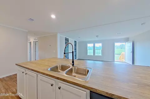 Kitchen - 6982 College Ave, Blackshear, GA 31516 photo 3 of 5