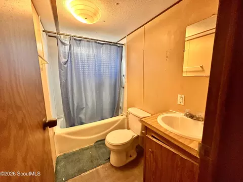 Bath - 6979 Oak Ridge Cir, Blackshear, GA 31516 photo 1 of 1