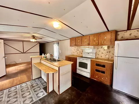 Kitchen - 6979 Oak Ridge Cir, Blackshear, GA 31516 photo 2 of 4