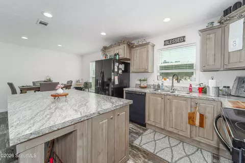 Kitchen - 5571 Bowen Rd, Blackshear, GA 31516 photo 3 of 6