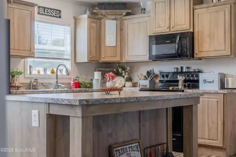 Kitchen - 5571 Bowen Rd, Blackshear, GA 31516 photo 6 of 6