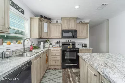 Kitchen - 5571 Bowen Rd, Blackshear, GA 31516 photo 4 of 6