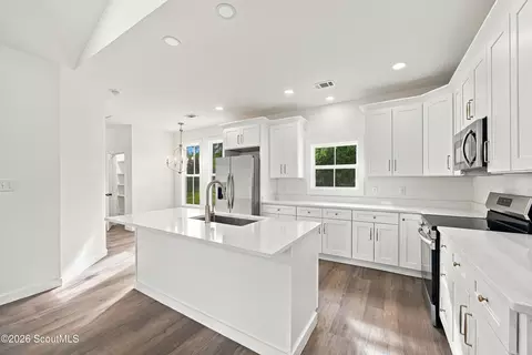Kitchen - 607 Lee St, Blackshear, GA 31516 photo 2 of 3