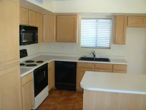 2231 S Peppertree Dr, Gilbert, AZ 85295 photo 3